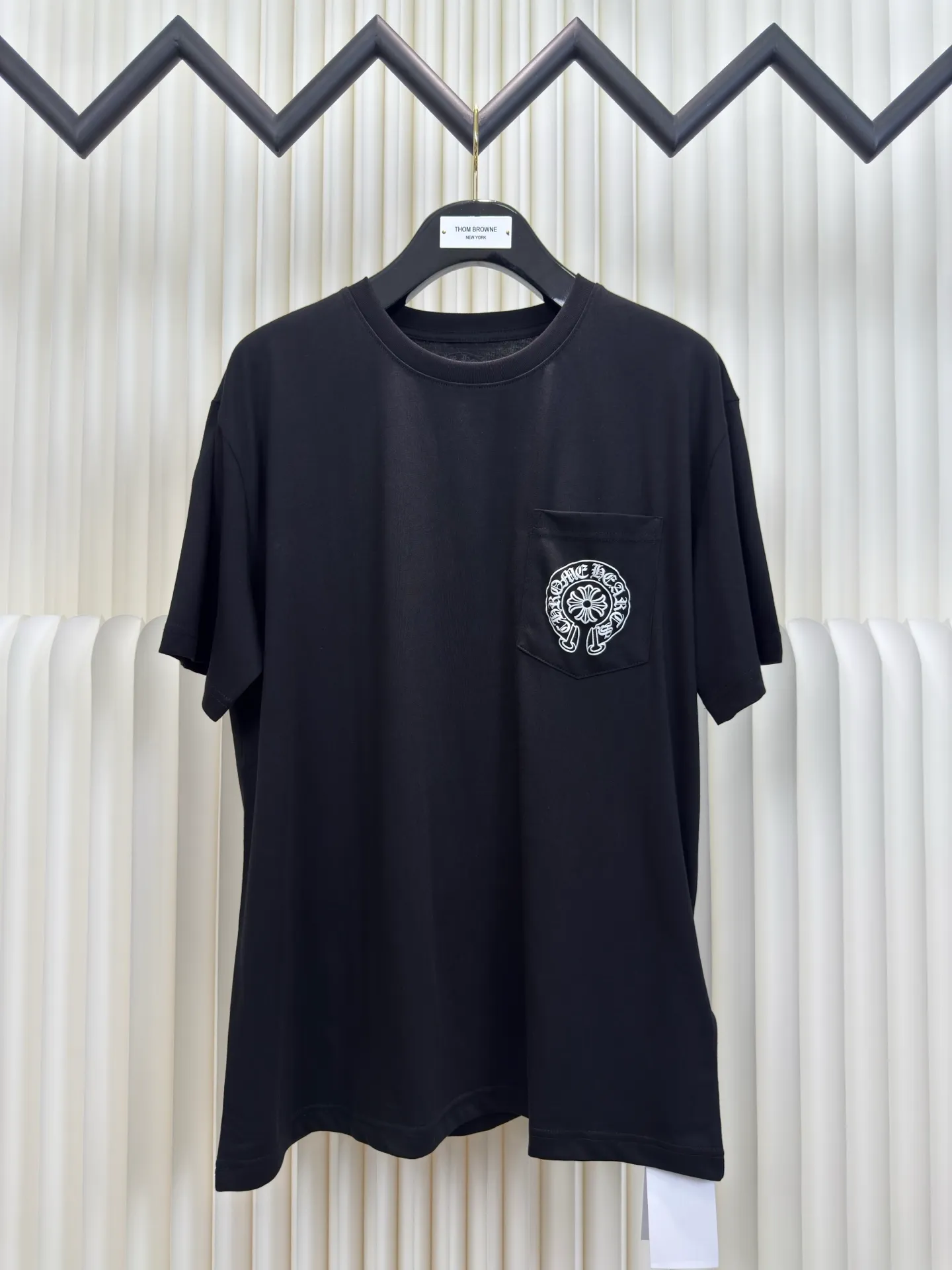 P250 Chrome Hearts Deadly doll co-branded short-sleeved version. Authentic version - physical counter - top luxury quality. 🆚Instant sale of all versions on the market. The fabric is made of 26-woven 200g cotton. Printing is very important. The ink used in the original version is beyond the standard printing. General printing factories have no ability to restore it. After running many factories, the time paid off. Size S M L